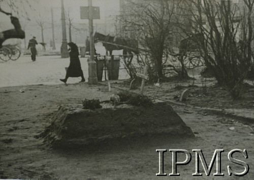 1939, Warszawa, Polska.
Grób na placu Teatralnym.
Fot. NN, Instytut Polski im. Gen. Sikorskiego w Londynie. [szuflada P1]