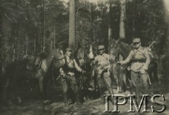 1938, Trembowla, Polska.
Trzej ułani 9 Pułku z końmi.
Fot. NN, Instytut Polski i Muzeum im. gen. Sikorskiego w Londynie