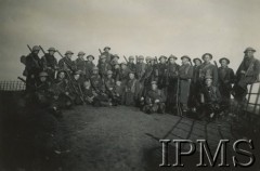 1942, St. Andrews, Szkocja, Wielka Brytania.
Por. Garapich (?) z żołnierzami ze swojego plutonu.
Fot. NN, Instytut Polski i Muzeum im. gen. Sikorskiego w Londynie