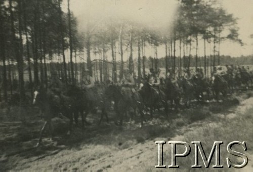 Wrzesień 1939, Polska.
Szwadron 9 Pułku Ułanów na leśnej drodze.
Fot. NN, Instytut Polski i Muzeum im. gen. Sikorskiego w Londynie