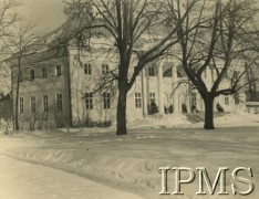 Zima 1939-1940, Łotwa.
Obóz internowania dla polskich oficerów, grupa jeńców na werandzie pałacu.
Fot. NN, Instytut Polski i Muzeum im. gen. Sikorskiego w Londynie
