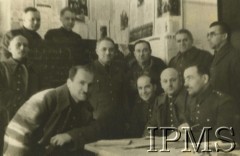 27.10.1939 - czerwiec 1940, Ulbroka k. Rygi, Łotwa.
Obóz internowania dla polskich oficerów, grupa jeńców przy stole.
Fot. NN, Instytut Polski i Muzeum im. gen. Sikorskiego w Londynie

