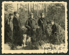 Zima 1939-1940, Ulbroka k. Rygi, Łotwa.
Polscy oficerowie internowani w Ulbroce podczas robót leśnych.
Fot. NN, Instytut Polski i Muzeum im. gen. Sikorskiego w Londynie
