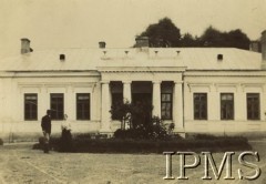 Przed 1914, brak miejsca.
Mężczyzna i kobieta na tle dworu.
Fot. NN, Instytut Polski i Muzeum im. gen. Sikorskiego w Londynie