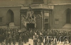 Marzec 1923, Lwów, Polska.
Pogrzeb arcybiskupa Józefa Bilczewskiego, wyprowadzenie trumny z katedry.
Fot. NN, Instytut Polski i Muzeum im. gen. Sikorskiego w Londynie