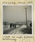 1939, Stalowa Wola, Polska.
Fragment dzielnicy robotniczej, grupa osób zbliża się do przejazdu kolejowego z podniesionymi szlabanami.
Fot. inż. Bronisław Rudziński, Instytut Polski i Muzeum im. gen. Sikorskiego w Londynie