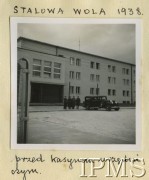 1938, Stalowa Wola, Polska.
Czterej mężczyźni obok samochodu przed kasynem urzędniczym.
Fot. inż. Bronisław Rudziński, Instytut Polski i Muzeum im. gen. Sikorskiego w Londynie