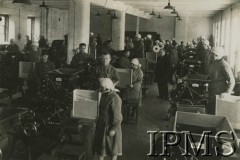 Przed 1939, Grodno, woj. białostockie, Polska.
Pracownicy Fabryki Tytoniowej Szereszewskiego przy maszynach do produkcji papierosów.
Fot. NN, Instytut Polski i Muzeum im. gen. Sikorskiego w Londynie