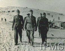 12.11.1941, Tobruk, Libia. Wizyta Naczelnego Wodza Polskich Sił Zbrojnych gen. Władysława Sikorskiego w Tobruku. Od lewej: szef Sztabu Naczelnego Wodza gen. Tadeusz Klimecki, gen. Sikorski, dowódca Samodzielnej Brygady Strzelców Karpackich gen. Stanisław Kopański.  Fot. NN, Instytut Polski i Muzeum im. gen. Sikorskiego w Londynie [album 133 - album gen. Hornderna - jednostki w U.K. i Bl. Wschodzie].