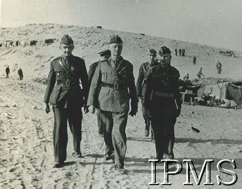 12.11.1941, Tobruk, Libia. 
Wizyta Naczelnego Wodza Polskich Sił Zbrojnych gen. Władysława Sikorskiego w Tobruku. Od lewej: szef Sztabu Naczelnego Wodza gen. Tadeusz Klimecki, gen. Sikorski, dowódca Samodzielnej Brygady Strzelców Karpackich gen. Stanisław Kopański.  
Fot. NN, Instytut Polski i Muzeum im. gen. Sikorskiego w Londynie [album 133 - album gen. Hornderna - jednostki w U.K. i Bl. Wschodzie].