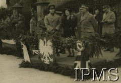 7.03.1941, Forfar, Szkocja, Wielka Brytania.
Wizyta brytyjskiej pary królewskiej w I Korpusie Polskim. Na trybunie honorowej od lewej: król Jerzy VI, królowa Elżbieta i Naczelny Wódz Polskich Sił Zbrojnych gen. Władysław Sikorski.
Fot. NN, Instytut Polski i Muzeum im. gen. Sikorskiego w Londynie [album 54 - 14 Pułk Ułanów Jazłowieckich].