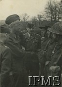 1944, Włochy.
Naczelny Wódz Polskich Sił Zbrojnych gen. Kazimierz Sosnkowski (2. z lewej) rozmawia z żołnierzami 2 Korpusu Polskiego, w środku stoi płk Klemens Rudnicki.
Fot. NN, Instytut Polski i Muzeum im. gen. Sikorskiego w Londynie [album 76 - 2 Korpus Polski dla Rudnickiego].