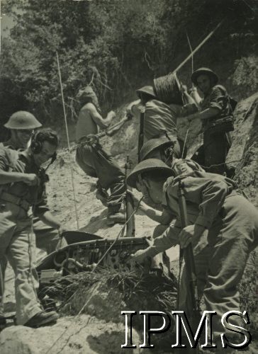 Maj 1944, rejon Cassino, Włochy.
Artyleria 2 Korpusu Polskiego, żołnierze wciągają 17-funtowe działo na pozycje w San Onofrio.
Fot. NN, Instytut Polski i Muzeum im. gen. Sikorskiego w Londynie [album 76 - 2 Korpus Polski dla Rudnickiego].