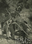 Maj 1944, rejon Cassino, Włochy.
Artyleria 2 Korpusu Polskiego, żołnierze wciągają 17-funtowe działo na pozycje w San Onofrio.
Fot. NN, Instytut Polski i Muzeum im. gen. Sikorskiego w Londynie [album 76 - 2 Korpus Polski dla Rudnickiego].