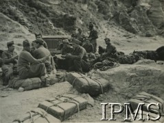 1944, rejon Cassino, Włochy.
Żołnierze 2 Korpusu z bagażami.
Fot. NN, Instytut Polski i Muzeum im. gen. Sikorskiego w Londynie [album 76 - 2 Korpus Polski dla Rudnickiego].