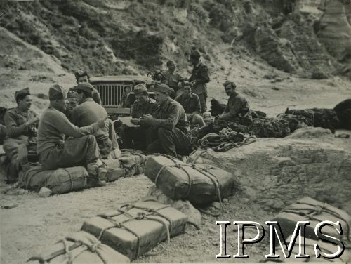 1944, rejon Cassino, Włochy.
Żołnierze 2 Korpusu z bagażami.
Fot. NN, Instytut Polski i Muzeum im. gen. Sikorskiego w Londynie [album 76 - 2 Korpus Polski dla Rudnickiego].