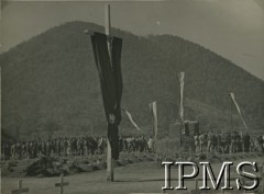1944, rejon Cassino, Włochy.
Uroczystość na cmentarzu polskich żołnierzy poległych podczas walk w rejonie Monte Cassino.
Fot. NN, Instytut Polski i Muzeum im. gen. Sikorskiego w Londynie [album 76 - 2 Korpus Polski dla Rudnickiego].