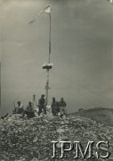 1944, Włochy.
Żołnierze 2 Korpusu Polskiego przy polskiej fladze powiewającej na maszcie.
Fot. NN, Instytut Polski i Muzeum im. gen. Sikorskiego w Londynie [album 76 - 2 Korpus Polski dla Rudnickiego].