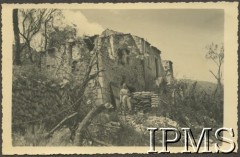 1944-1945, Włochy.
Żołnierz przy ruinach budynku.
Fot. NN, Instytut Polski i Muzeum im. gen. Sikorskiego w Londynie [album 76 - 2 Korpus Polski dla Rudnickiego].