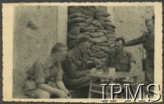 1944-1945, Włochy.
Żołnierze 2 Korpusu, 2. z lewej siedzi płk Klemens Rudnicki.
Fot. NN, Instytut Polski i Muzeum im. gen. Sikorskiego w Londynie [album 76 - 2 Korpus Polski dla Rudnickiego].