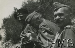 1944, Włochy.
Oficerowie 2 Korpusu podczas kampanii włoskiej. Na zdjęciu od lewej: dowódca 2 Korpusu gen. Władysław Anders, płk Klemens Rudnicki, dowódca 5 Kresowej Dywizji Piechoty gen. Nikodem Sulik.
Fot. NN, Instytut Polski i Muzeum im. gen. Sikorskiego w Londynie [album 76 - 2 Korpus Polski dla Rudnickiego].