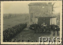 Marzec 1945, rzeka Senio (okolice), Włochy.
Msza polowa z udziałem żołnierzy 2 Korpusu Polskiego.
Fot. NN, Instytut Polski i Muzeum im. gen. Sikorskiego w Londynie [album 76 - 2 Korpus Polski dla Rudnickiego].