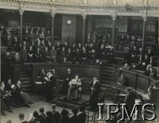 1944-1947, Oxford, Anglia, Wielka Brytania.
W 1944 roku powstał Polski Wydział Prawa (PWP) przy Uniwersytecie w Oxfordzie, na którym kształcili się Polacy, przygotowujący się do pracy w wolnej Polsce. Fotografia wykonana podczas wizyty na wydziale najwyższych władz RP, w środku widoczni profesorowie.
Fot. NN, Instytut Polski i Muzeum im. gen. Sikorskiego w Londynie [album 78 - Polski Wydział Prawa w Oxfordzie].