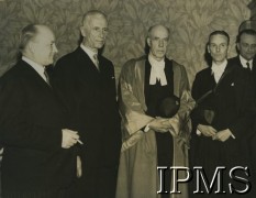 1944-1947, Oxford, Anglia, Wielka Brytania.
W 1944 roku powstał Polski Wydział Prawa (PWP) przy Uniwersytecie w Oxfordzie, na którym kształcili się Polacy, przygotowujący się do pracy w wolnej Polsce. Fotografia wykonana podczas wizyty władz RP na uchodźstwie: 1. z lewej premier Stanisław Mikołajczyk, 2. z lewej prezydent Władysław Raczkiewicz. 
Fot. NN, Instytut Polski i Muzeum im. gen. Sikorskiego w Londynie [album 78 - Polski Wydział Prawa w Oxfordzie].