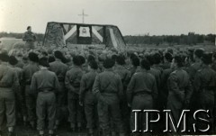 Marzec 1944, Włochy.
5 Kresowa Dywizja Piechoty, do żołnierzy przemawia dowódca 2 Korpusu gen. Władysław Anders. Podpis oryginalny: Obóz Aleksander - ostatnia msza święta przed odejściem na front