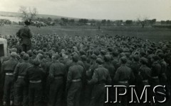 Marzec 1944, Włochy.
5 Kresowa Dywizja Piechoty, do żołnierzy przemawia dowódca 2 Korpusu gen. Władysław Anders. Podpis oryginalny: Obóz Aleksander - ostatnia msza święta przed odejściem na front