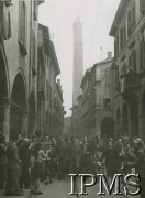 Kwiecień 1945, Bolonia, Włochy.
Wkroczenie 5 Kresowej Dywizji Piechoty do wyzwolonego miasta, w środku widoczny gen. Klemens Rudnicki.
Fot. NN, Instytut Polski i Muzeum im. gen. Sikorskiego w Londynie [album 88 - 5 Kresowa Dywizja Piechoty].
