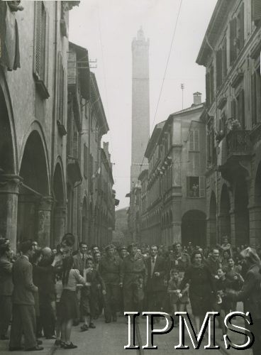 Kwiecień 1945, Bolonia, Włochy.
Wkroczenie 5 Kresowej Dywizji Piechoty do wyzwolonego miasta, w środku widoczny gen. Klemens Rudnicki.
Fot. NN, Instytut Polski i Muzeum im. gen. Sikorskiego w Londynie [album 88 - 5 Kresowa Dywizja Piechoty].
