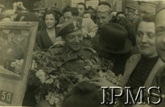 Kwiecień 1945, Bolonia, Włochy.
Generał Klemens Rudnicki witany przez mieszkańców wyzwolonego miasta.
Fot. NN, Instytut Polski i Muzeum im. gen. Sikorskiego w Londynie [album 88 - 5 Kresowa Dywizja Piechoty].