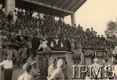 15.08.1945, Fermo, Włochy.
Żołnierze 3 Dywizji Strzelców Karpackich na meczu piłki nożnej. Na trybunie honorowej m.in. gen. Władysław Anders i marszałek sir Harold Aleksander.  
Fot. NN, Instytut Polski i Muzeum im. gen. Sikorskiego w Londynie
