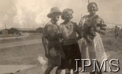 1942, Bliski Wschód. 
Obóz Armii Polskiej na Wschodzie. Kobiety w towarzystwie żołnierza, jedna z nich trzyma na rękach niedźwiadka Wojtka.
Fot. NN, Instytut Polski im. gen. Sikorskiego w Londynie.

