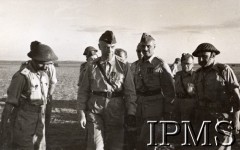 1943, Bliski Wschód. 
Naczelny Wódz Polskich Sił Zbrojnych gen. Kazimierz Sosnkowski (w środku) wizytuje jednostki 2 Korpusu, towarzyszy mu m.in. dowódca 2 Korpusu gen. Władysław Anders (3. z prawej).
Fot. NN, Instytut Polski im. gen. Sikorskiego w Londynie.

