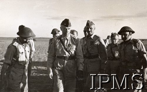 1943, Bliski Wschód. 
Naczelny Wódz Polskich Sił Zbrojnych gen. Kazimierz Sosnkowski (w środku) wizytuje jednostki 2 Korpusu, towarzyszy mu m.in. dowódca 2 Korpusu gen. Władysław Anders (3. z prawej).
Fot. NN, Instytut Polski im. gen. Sikorskiego w Londynie.


