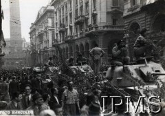 Kwiecień 1945, Bolonia, Włochy.
2 Korpus Polski podczas kampanii włoskiej. Czołgi Ułanów Karpackich w wyzwolonym mieście, z lewej wieża Torre Asinelli.
Fot. NN, Instytut Polski i Muzeum im. gen. Sikorskiego w Londynie
