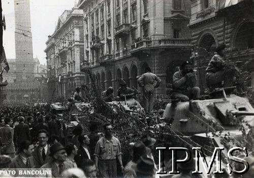 Kwiecień 1945, Bolonia, Włochy.
2 Korpus Polski podczas kampanii włoskiej. Czołgi Ułanów Karpackich w wyzwolonym mieście, z lewej wieża Torre Asinelli.
Fot. NN, Instytut Polski i Muzeum im. gen. Sikorskiego w Londynie
