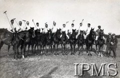 1926, Polska.
Drużyna polo 17 Pułku Ułanów Wielkopolskich. Od lewej: por. Wojaczek, gen. Sochaczewski, por. Grabski, por. Wasiutyński, rtm. Cendrowski, mjr Morawski, rtm. Moszeński, p. Sochaczewski, por. Zakrzewski, por. Bakradze, sędzia mjr Mieczkowski.
Fot. NN, Instytut Polski im. gen. Sikorskiego w Londynie.