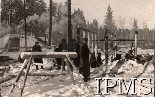 1941, Kołtubanka, obł. Czkałowsk, ZSRR.
Obóz żołnierzy formującej się Armii Andersa. Budowa ziemianek, na zdjęciu saperzy podczas pracy.
Fot. NN, Instytut Polski i Muzeum im. gen. Sikorskiego w Londynie