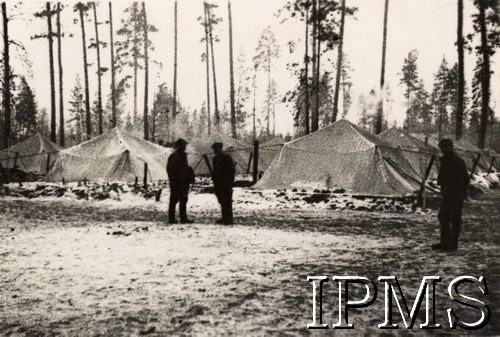 1941, Kołtubanka, obł. Czkałowsk, ZSRR.
Obóz żołnierzy formującej się Armii Andersa, namioty mieszkalne.
Fot. NN, Instytut Polski i Muzeum im. gen. Sikorskiego w Londynie