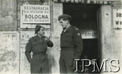 1945-1946, Bolonia, Włochy.
Żołnierze 5 Kresowej Dywizji Piechoty przed restauracją dla oficerów Wojska Polskiego.
Fot. NN, Instytut Polski i Muzeum im. gen. Sikorskiego w Londynie [koperta luzem - 3 Karpacki Pułk Artylerii Przeciwlotniczej Lekkiej].

