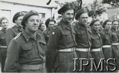 1944-1946, Włochy.
Żołnierze z 3 Karpackiego Pułku Artylerii Przeciwlotniczej Lekkiej.
Fot. NN, Instytut Polski i Muzeum im. gen. Sikorskiego w Londynie [koperta luzem - 3 Karpacki Pułk Artylerii Przeciwlotniczej Lekkiej].