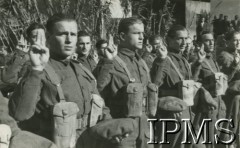 1944-1945, Włochy.
Żołnierze 2 Korpusu podczas przysięgi.
Fot. NN, Instytut Polski i Muzeum im. gen. Sikorskiego w Londynie [koperta luzem - 3 Karpacki Pułk Artylerii Przeciwlotniczej Lekkiej].