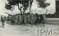 1944-1946, Włochy.
Orkiestra 3 Karpackiego Pułku Artylerii Przeciwlotniczej Lekkiej na ulicy miasta.
Fot. NN, Instytut Polski i Muzeum im. gen. Sikorskiego w Londynie [koperta luzem - 3 Karpacki Pułk Artylerii Przeciwlotniczej Lekkiej].