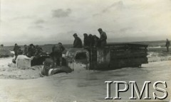 Lata 40., Bliski Wschód. Grupa żołnierzy na podtopionym samochodzie ciężarowym.Fot. NN, Instytut Polski i Muzeum im gen. Sikorskiego w Londynie [teczka - Stanisław Gliwa].