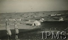 Lata 40., Egipt. 
Polski obóz na pustyni, z lewej stoją dwaj junacy, w oddali widoczne piramidy.
Fot. NN, Instytut Polski i Muzeum im gen. Sikorskiego w Londynie [teczka - Stanisław Gliwa].