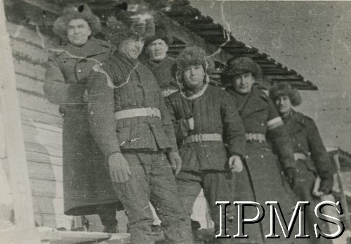 Zima 1941-1942, ZSRR.
Formowanie Polskich Sił Zbrojnych w ZSRR. Ochotnicy przed budynkiem.
Fot. NN, Instytut Polski i Muzeum im gen. Sikorskiego w Londynie [teczka - Stanisław Gliwa].