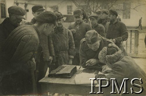 1941-1942, ZSRR.
Tworzenie Polskich Sił Zbrojnych w ZSRR, kolejka ochotników do wypełnienia dokumentów.
Fot. NN, Instytut Polski i Muzeum im gen. Sikorskiego w Londynie [teczka - Stanisław Gliwa].